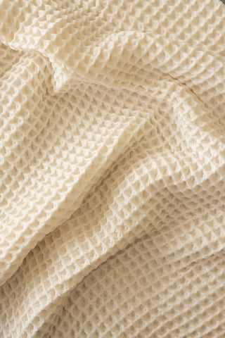 Natural handwoven Turkish cotton waffle weave bedspread lifestyle. 350 GSM Denizli, OEKO-TEX. Vivamaison.