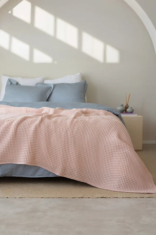 Pink handwoven Turkish cotton waffle weave bedspread detail. 350 GSM Denizli, OEKO-TEX. Vivamaison.