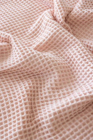 Pink handwoven Turkish cotton waffle weave bedspread lifestyle. 350 GSM Denizli, OEKO-TEX. Vivamaison.