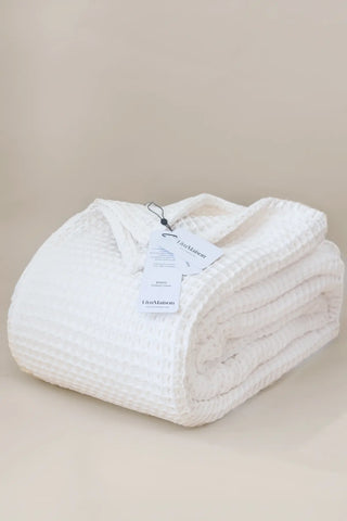 White handwoven Turkish cotton waffle weave bedspread front full. 350 GSM Denizli, OEKO-TEX. Vivamaison.