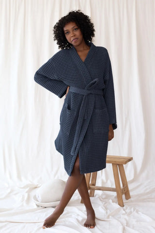 Anthracite handwoven Turkish cotton waffle kimono bathrobe front full. Denizli, OEKO-TEX. Vivamaison.