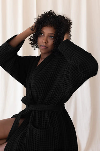 Black handwoven Turkish cotton waffle kimono bathrobe back view. Denizli, OEKO-TEX. Vivamaison.