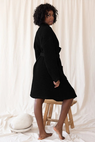 Black handwoven Turkish cotton waffle kimono bathrobe detail. Denizli, OEKO-TEX. Vivamaison.