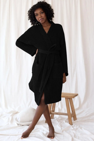 Black handwoven Turkish cotton waffle kimono bathrobe front full. Denizli, OEKO-TEX. Vivamaison.