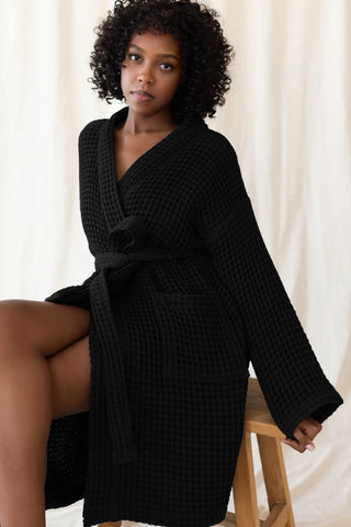 Black handwoven Turkish cotton waffle kimono bathrobe lifestyle. Denizli, OEKO-TEX. Vivamaison.
