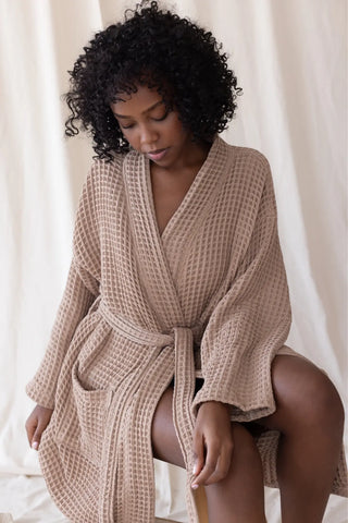 Brown handwoven Turkish cotton waffle kimono bathrobe back view. Denizli, OEKO-TEX. Vivamaison.