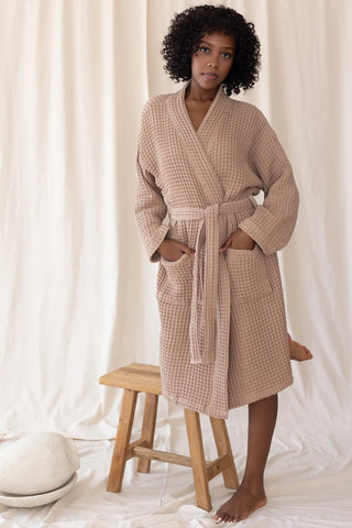 Brown handwoven Turkish cotton waffle kimono bathrobe detail. Denizli, OEKO-TEX. Vivamaison.