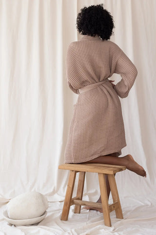 Brown handwoven Turkish cotton waffle kimono bathrobe front full. Denizli, OEKO-TEX. Vivamaison.