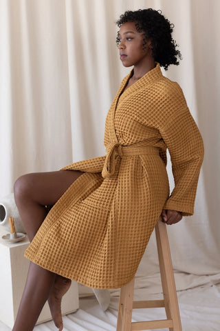 Caramel handwoven Turkish cotton waffle kimono bathrobe back view. Denizli, OEKO-TEX. Vivamaison.
