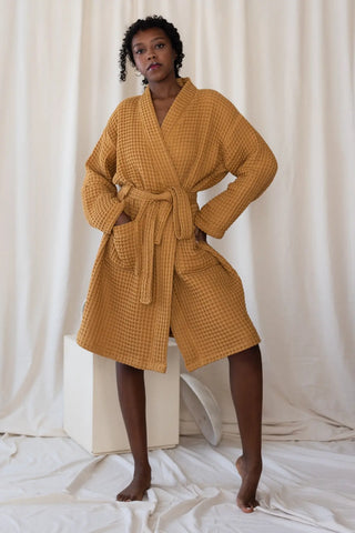 Caramel handwoven Turkish cotton waffle kimono bathrobe detail. Denizli, OEKO-TEX. Vivamaison.