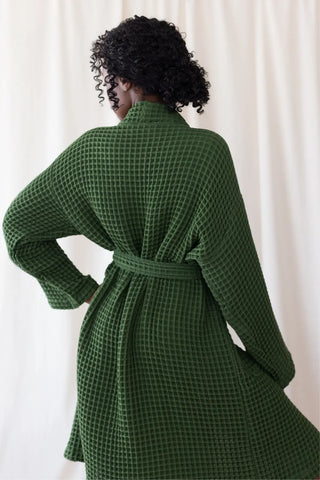 Dark Green handwoven Turkish cotton waffle kimono bathrobe detail. Denizli, OEKO-TEX. Vivamaison.