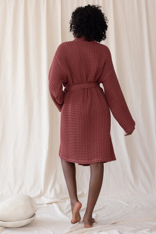 Dark Red handwoven Turkish cotton waffle kimono bathrobe detail. Denizli, OEKO-TEX. Vivamaison.