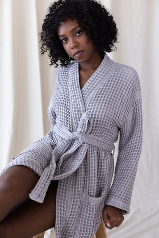 Grey handwoven Turkish cotton waffle kimono bathrobe back view. Denizli, OEKO-TEX. Vivamaison.