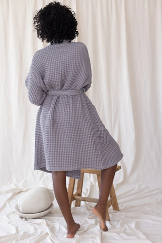 Grey handwoven Turkish cotton waffle kimono bathrobe detail. Denizli, OEKO-TEX. Vivamaison.