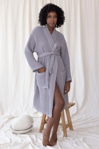 Grey handwoven Turkish cotton waffle kimono bathrobe front full. Denizli, OEKO-TEX. Vivamaison.