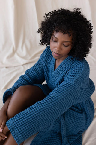 Indigo Blue handwoven Turkish cotton waffle kimono bathrobe back view. Denizli, OEKO-TEX. Vivamaison.