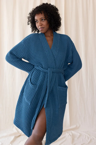 Indigo Blue handwoven Turkish cotton waffle kimono bathrobe detail. Denizli, OEKO-TEX. Vivamaison.