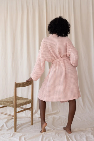 Pink handwoven Turkish cotton waffle kimono bathrobe close up. Denizli, OEKO-TEX. Vivamaison.