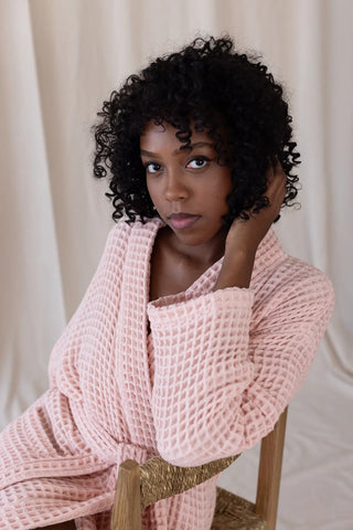 Pink handwoven Turkish cotton waffle kimono bathrobe detail. Denizli, OEKO-TEX. Vivamaison.