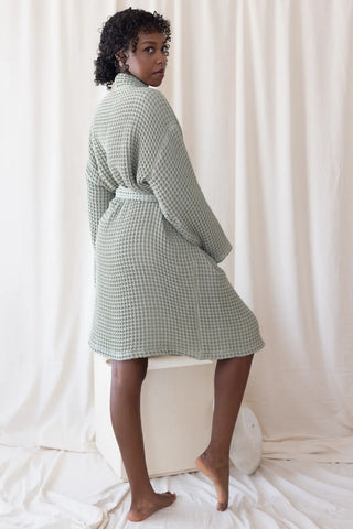 Sage Green handwoven Turkish cotton waffle kimono bathrobe detail. Denizli, OEKO-TEX. Vivamaison.