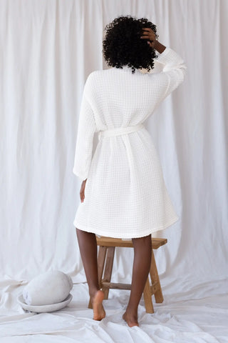 White handwoven Turkish cotton waffle kimono bathrobe back view. Denizli, OEKO-TEX. Vivamaison.