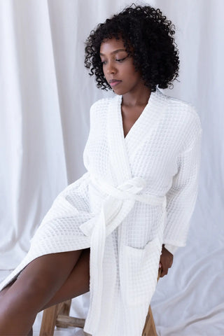 White handwoven Turkish cotton waffle kimono bathrobe front full. Denizli, OEKO-TEX. Vivamaison.