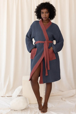 Anthracite Burgundy handwoven waffle two-tone kimono bathrobe front full. Handwoven Denizli, OEKO-TEX. Vivamaison.