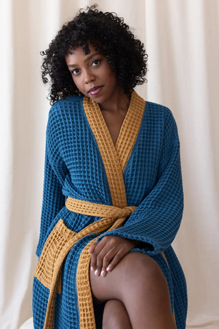 Indigo Blue Caramel handwoven waffle two-tone kimono bathrobe front sitting. Handwoven Denizli, OEKO-TEX. Vivamaison.