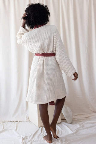 White Burgundy handwoven waffle two-tone kimono bathrobe back view. Handwoven Denizli, OEKO-TEX. Vivamaison.