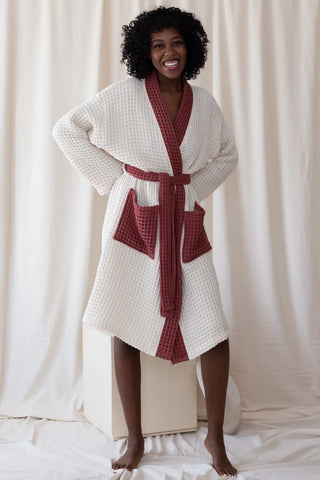White Burgundy handwoven waffle two-tone kimono bathrobe smiling front. Handwoven Denizli, OEKO-TEX. Vivamaison.