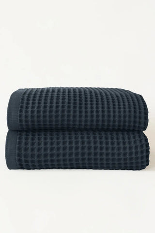 Anthracite handwoven Turkish cotton waffle weave towel set of 2 bath towels stacked. Denizli, OEKO-TEX. Vivamaison.