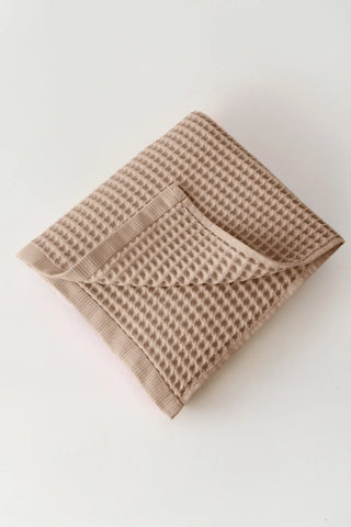 Brown handwoven Turkish cotton waffle weave towel set of 2 bath towels stacked. Denizli, OEKO-TEX. Vivamaison.
