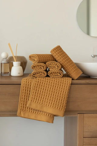 Caramel handwoven Turkish cotton waffle weave towel bathroom styling. Denizli, OEKO-TEX. Vivamaison.