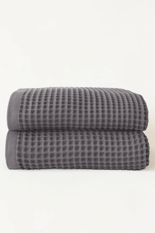 Grey handwoven Turkish cotton waffle weave towel bath towel folded detail. Denizli, OEKO-TEX. Vivamaison.