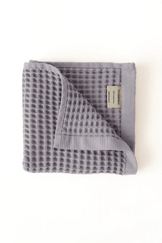 Grey handwoven Turkish cotton waffle weave towel bathroom 4-piece set styling. Denizli, OEKO-TEX. Vivamaison.