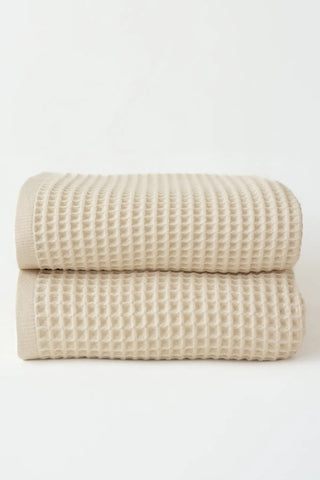 Natural handwoven Turkish cotton waffle weave towel bath towel folded detail. Denizli, OEKO-TEX. Vivamaison.
