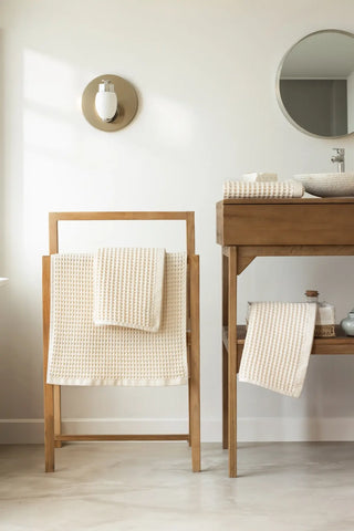Natural handwoven Turkish cotton waffle weave towel bathroom 4-piece set styling. Denizli, OEKO-TEX. Vivamaison.