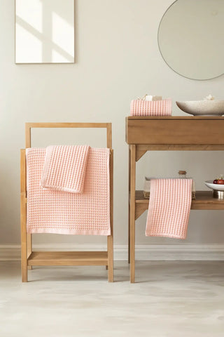 Pink handwoven Turkish cotton waffle weave towel bathroom 4-piece set styling. Denizli, OEKO-TEX. Vivamaison.