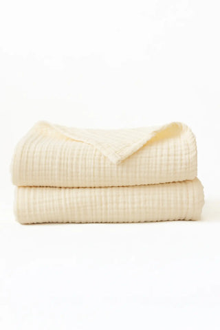Close-up of natural muslin gauze weave on a handwoven Turkish cotton towel from VivaMaison Denizli
