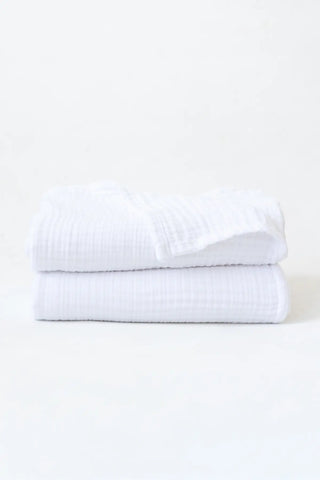 Close-up of white muslin gauze weave on a handwoven Turkish cotton towel from VivaMaison Denizli