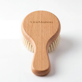 Macro of the laser-engraved logo on the back of the beech wood face brush head - VivaMaison